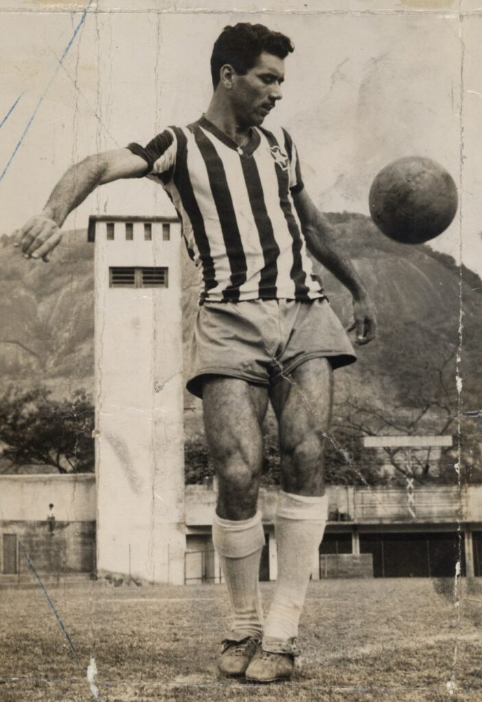 Nilton Santos, tên đầy đủ là Nilton dos Reis Santos, là một cầu thủ bóng đá người Brazil