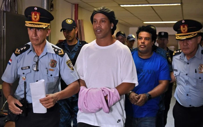 Ronaldinho bị bắt vì tội gì?