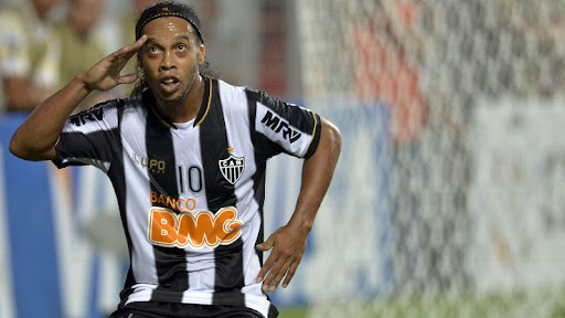 Ronaldinho là một cầu thủ bóng đá tài năng và có thể chơi tốt ở nhiều vị trí khác nhau