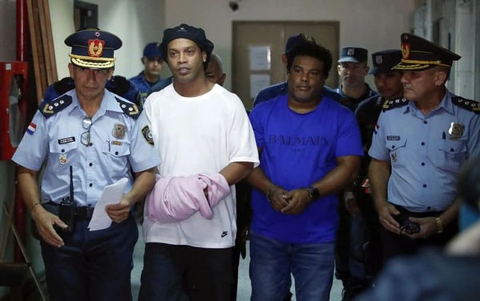 Lý do Ronaldinho đi tù là gì?